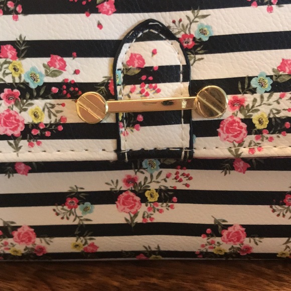 Pretty Wallet 🌸 - Picture 2 of 9